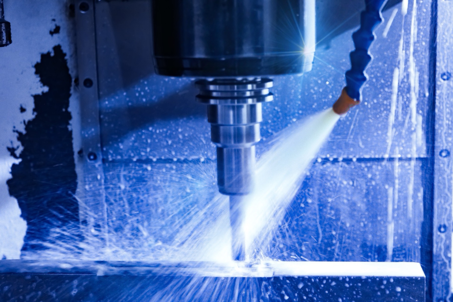 Operación de fresado CNC con refrigerante